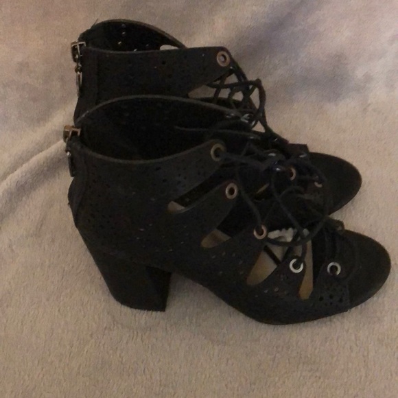 NWT đź‘ Guess heels black lace pattern - Picture 4 of 14